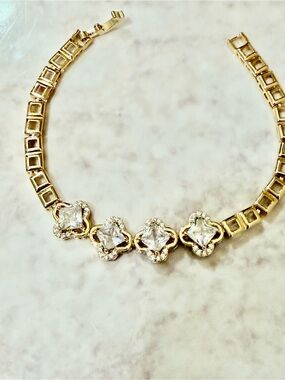 belk Gold Crystal Flower Link Bracelet